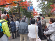 塔の茶屋入口で午後組を待つ友