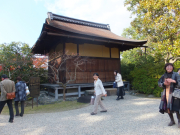 依水園　後園　柳生堂前の楽しそうな友